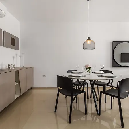 Val * Pjescana Uvala