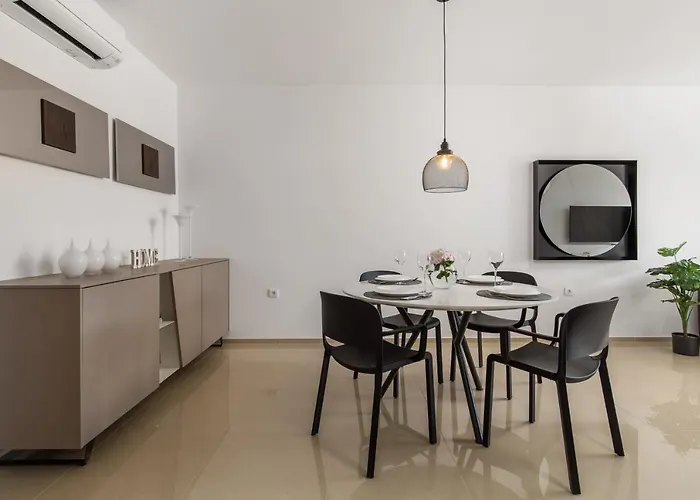 Val * Pjescana Uvala